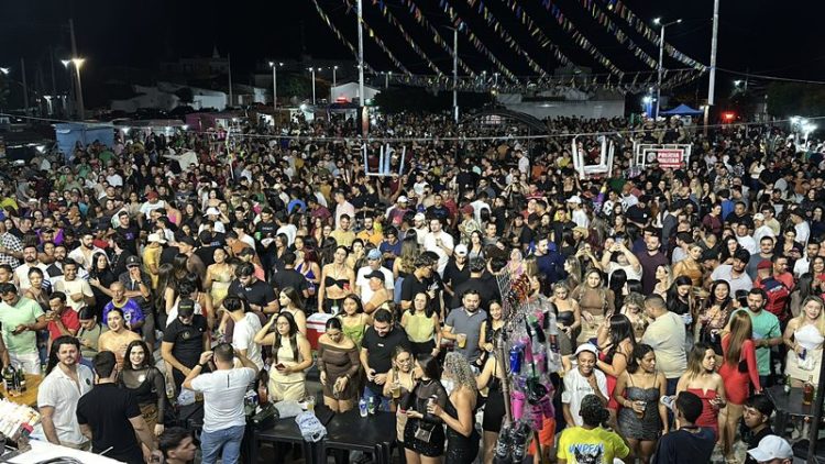 Gil Mendes e Laninha Show animam o tradicional São João do Coração e reúnem multidão em Santa Helena